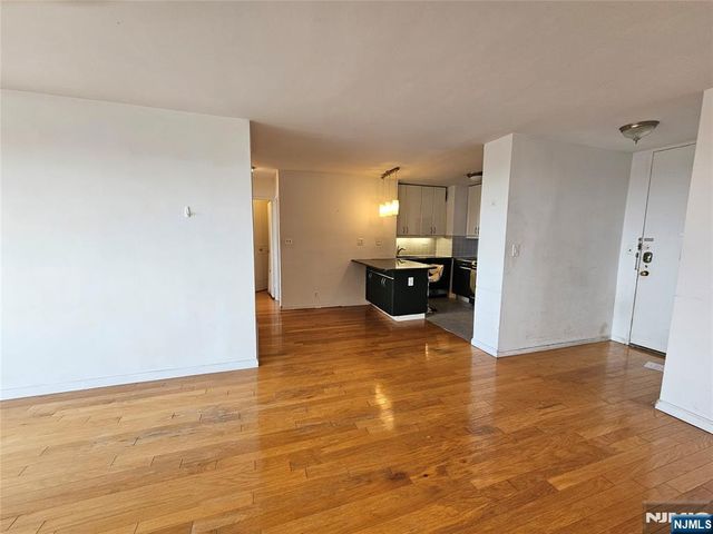 2077 Center Avenue 17D, Fort Lee, NJ 07024
