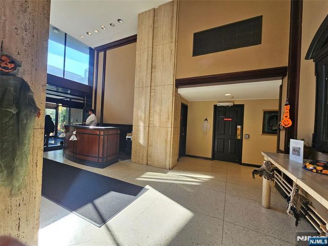 2077 Center Avenue 17D, Fort Lee, NJ 07024