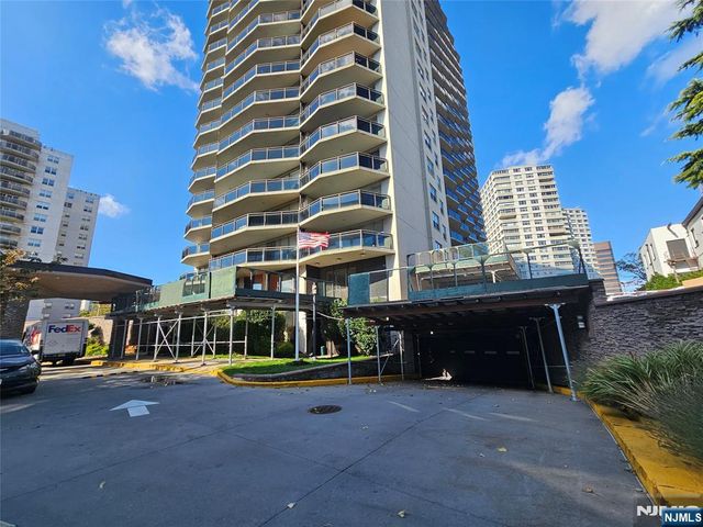 2077 Center Avenue 17D, Fort Lee, NJ 07024