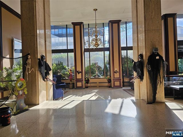 2077 Center Avenue 17D, Fort Lee, NJ 07024