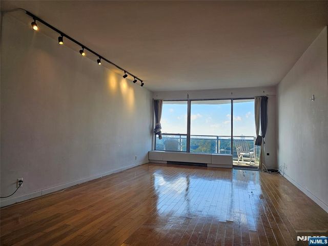 2077 Center Avenue 17D, Fort Lee, NJ 07024