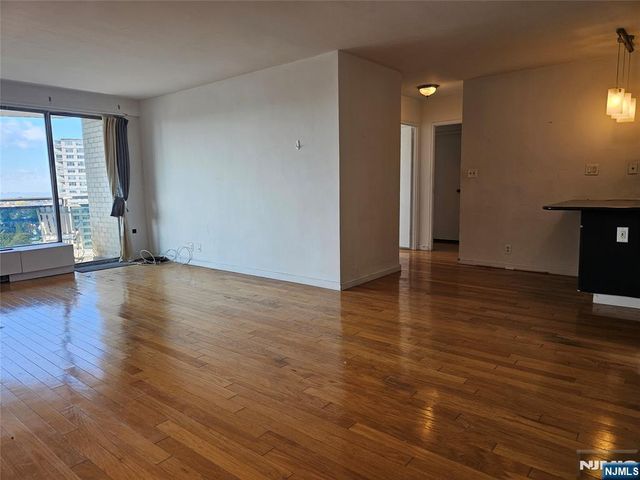 2077 Center Avenue 17D, Fort Lee, NJ 07024