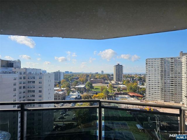 2077 Center Avenue 17D, Fort Lee, NJ 07024