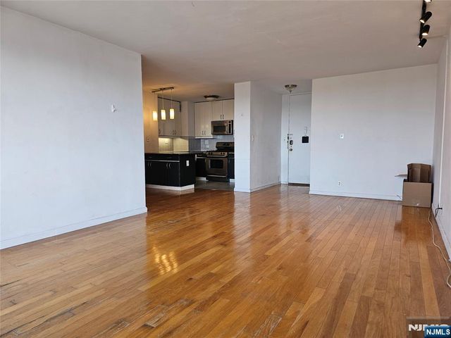 2077 Center Avenue 17D, Fort Lee, NJ 07024