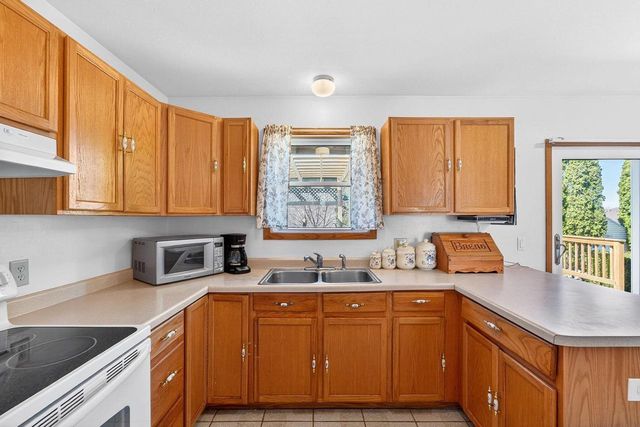 804 Fieldstone WAY, Watertown, WI 53094