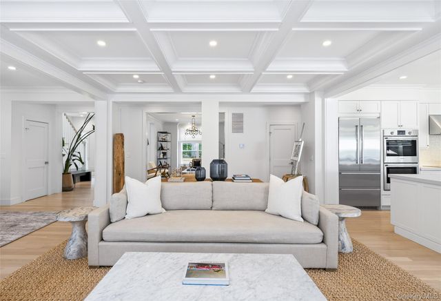 17 Bay View Road N, Southampton, NY 11968