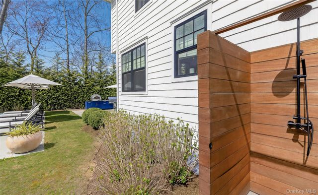 17 Bay View Road N, Southampton, NY 11968