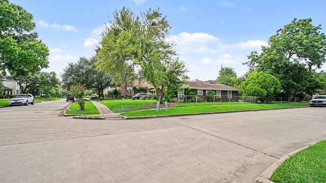 4600 Pin Oak Lane, Bellaire, TX 77401