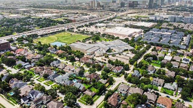4600 Pin Oak Lane, Bellaire, TX 77401
