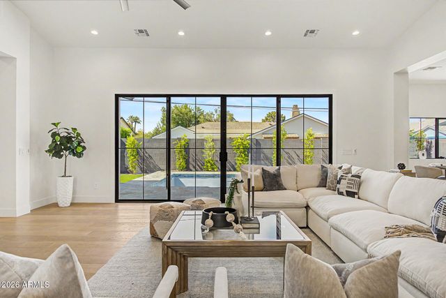 4032 E EARLL Drive, Phoenix, AZ 85018