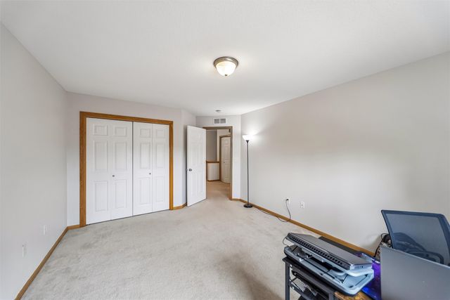 3799 Village Run Drive 907, Des Moines, IA 50317
