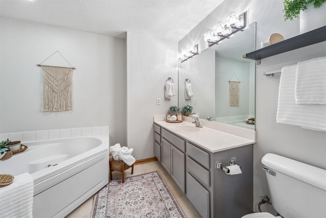 3799 Village Run Drive 907, Des Moines, IA 50317