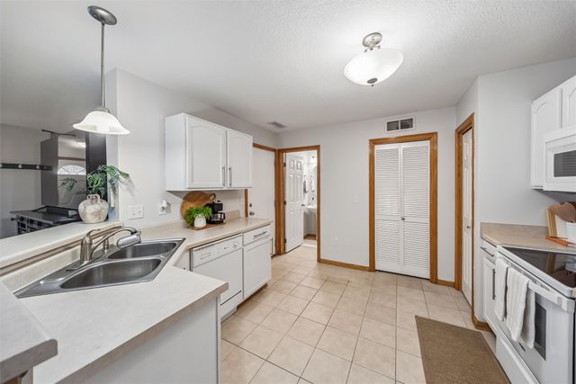 3799 Village Run Drive 907, Des Moines, IA 50317
