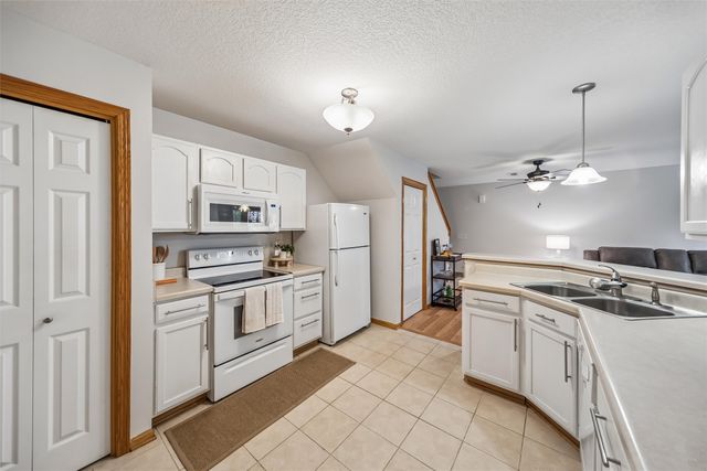 3799 Village Run Drive 907, Des Moines, IA 50317
