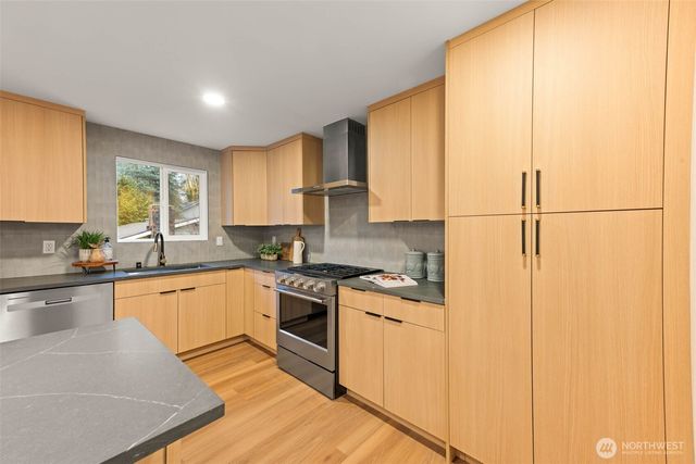 9101 30th Avenue NE, Seattle, WA 98115