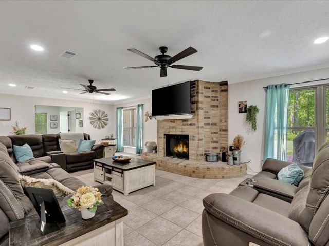 408 W Eucalyptus Street, Village Mills, TX 77663