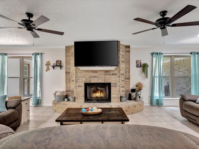 408 W Eucalyptus Street, Village Mills, TX 77663