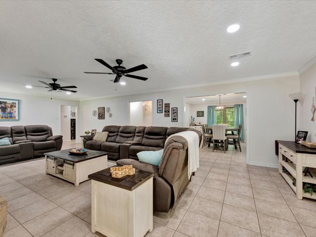 408 W Eucalyptus Street, Village Mills, TX 77663