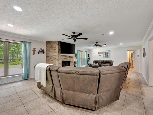 408 W Eucalyptus Street, Village Mills, TX 77663