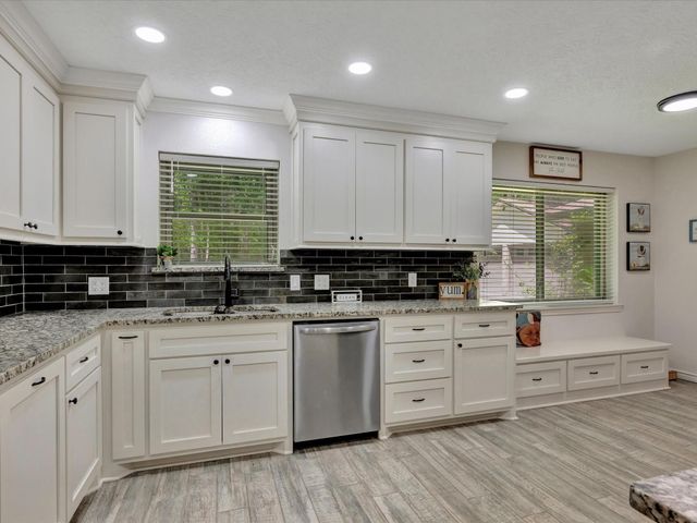 408 W Eucalyptus Street, Village Mills, TX 77663