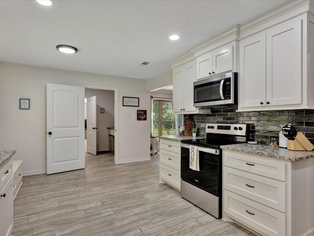 408 W Eucalyptus Street, Village Mills, TX 77663