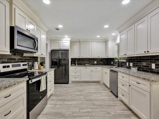 408 W Eucalyptus Street, Village Mills, TX 77663