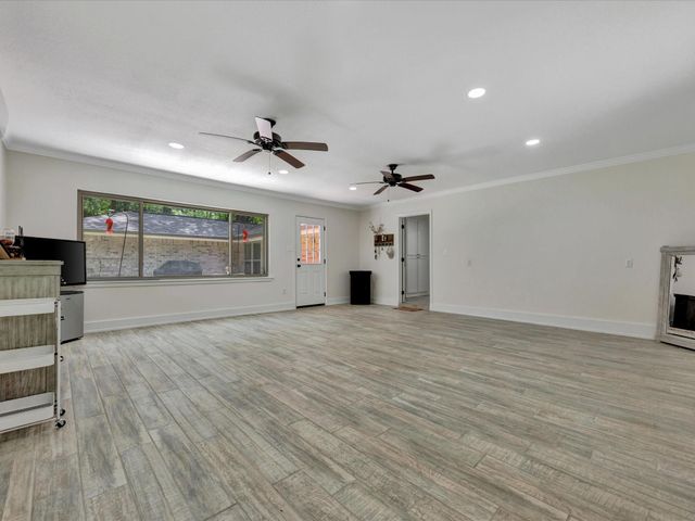 408 W Eucalyptus Street, Village Mills, TX 77663