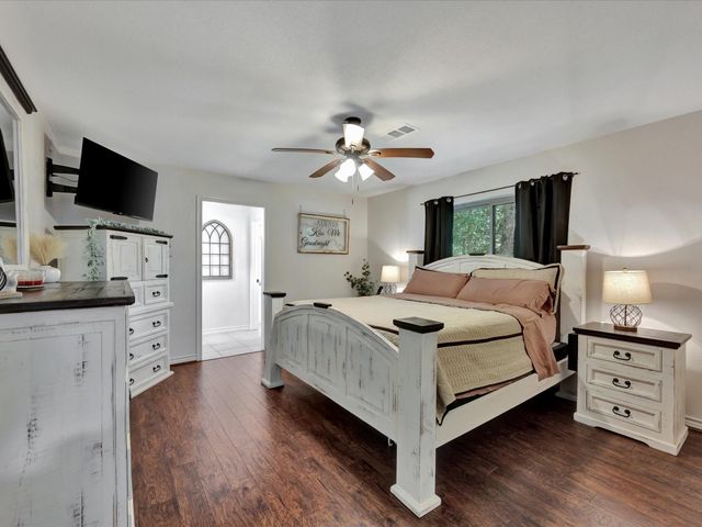 408 W Eucalyptus Street, Village Mills, TX 77663