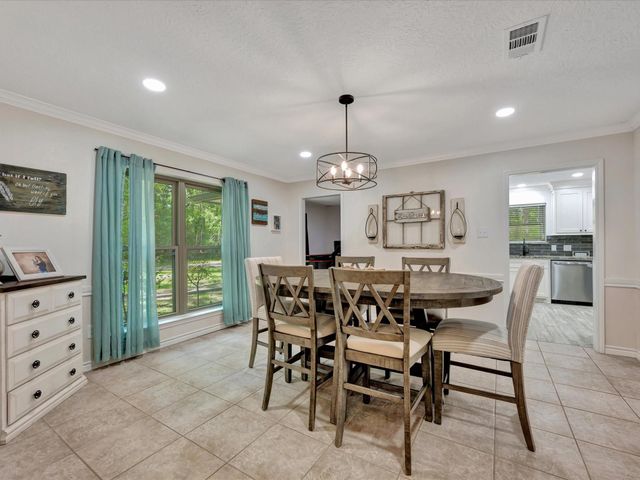 408 W Eucalyptus Street, Village Mills, TX 77663