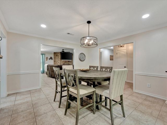 408 W Eucalyptus Street, Village Mills, TX 77663