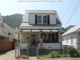 717 5th Avenue, Montgomery, WV 25136