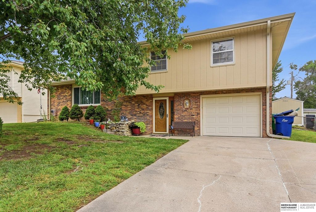 8205 Clairmont Avenue, Ralston, NE 68127