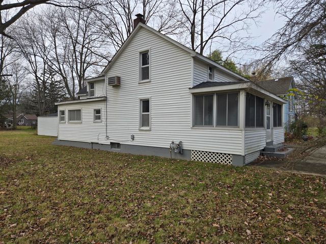 25438 4th Street, Grosse Ile, MI 48138