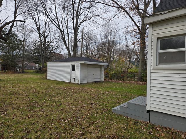 25438 4th Street, Grosse Ile, MI 48138