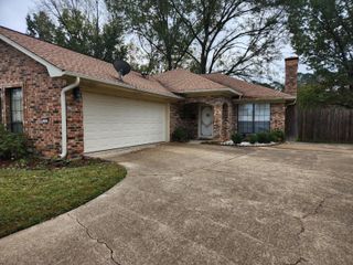 13 S Pebble Creek Dr, Longview, TX 75605