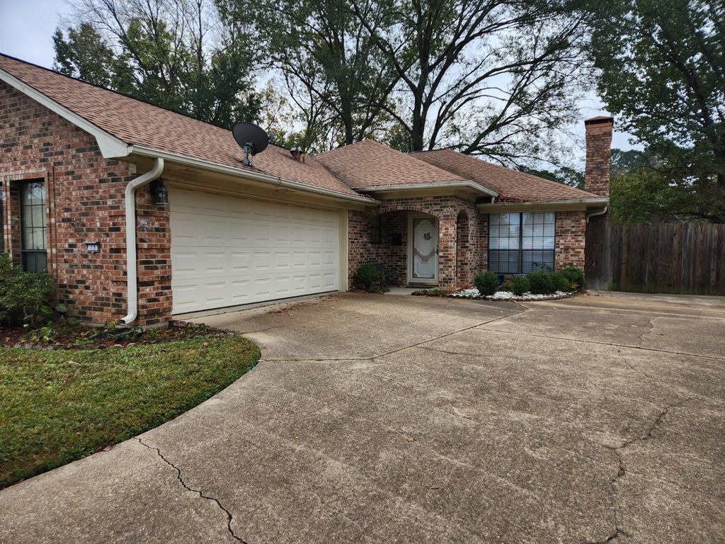 13 S Pebble Creek Dr, Longview, TX 75605