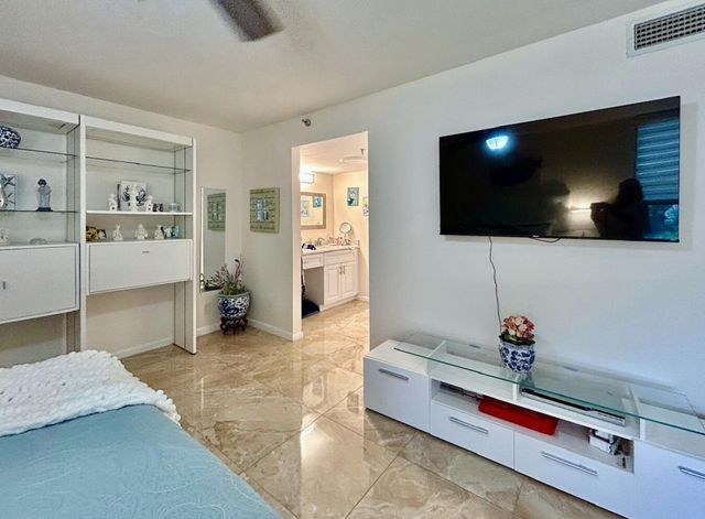 7568 Regency Lake Drive 602, Boca Raton, FL 33433