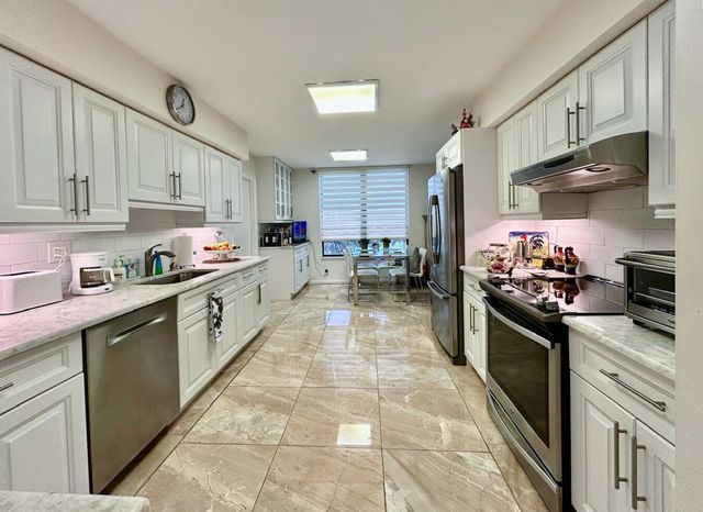 7568 Regency Lake Drive 602, Boca Raton, FL 33433