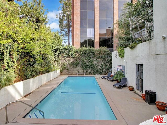 15325 Magnolia Boulevard 108, Sherman Oaks, CA 91403
