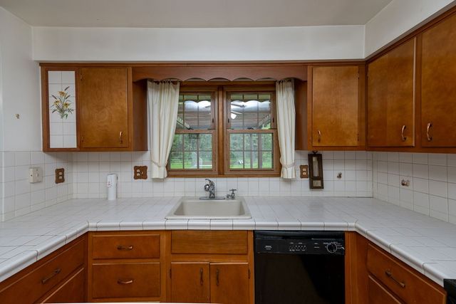 111 Patricia Dr, Big Beaver, PA 15010