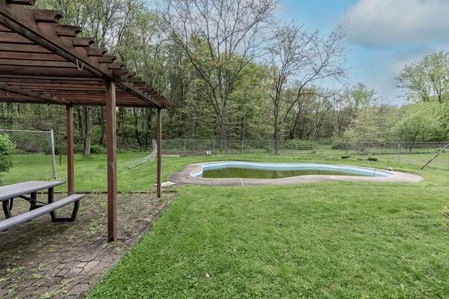 111 Patricia Dr, Big Beaver, PA 15010