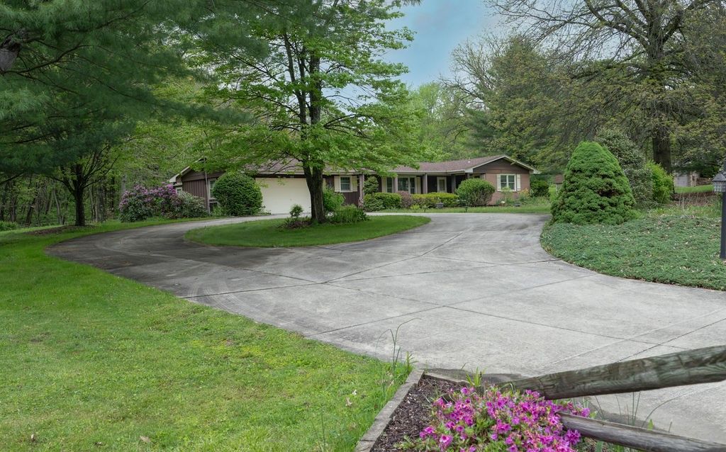 111 Patricia Dr, Big Beaver, PA 15010