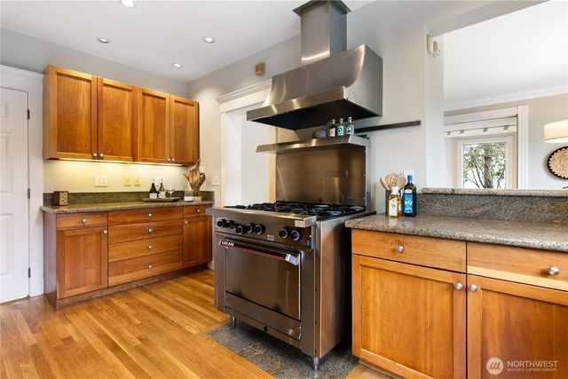 2202 E John Street, Seattle, WA 98112