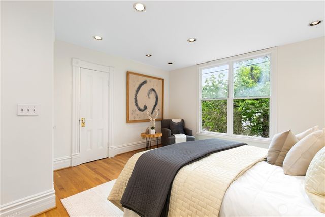 2202 E John Street, Seattle, WA 98112