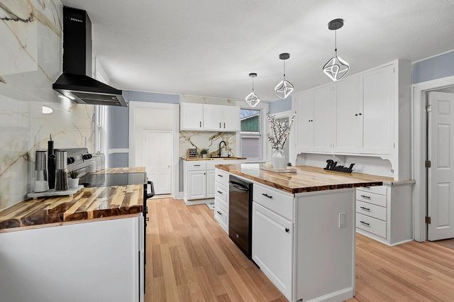 1122 S 22ND STREET, Manitowoc, WI 54220