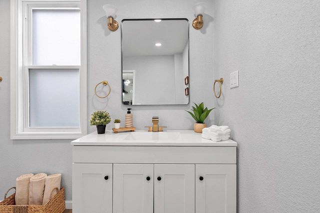 1122 S 22ND STREET, Manitowoc, WI 54220