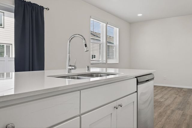 1007 N Viewmont Rd, Greenacres, WA 99016