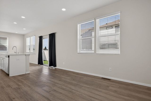 1007 N Viewmont Rd, Greenacres, WA 99016