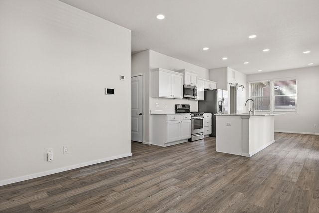 1007 N Viewmont Rd, Greenacres, WA 99016