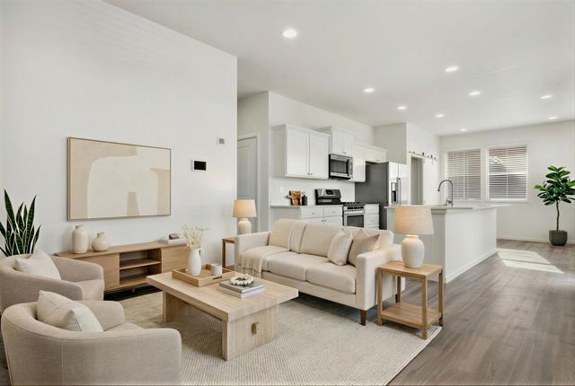 1007 N Viewmont Rd, Greenacres, WA 99016